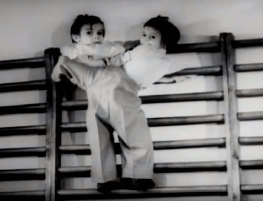 Сестры научились ходить с помощью костылей и даже залезать на шведскую стенку. Здесь и далее кадры из фильма 1957 года «Нервные и гуморальные факторы в регуляции функций организма (исследования на неразделившихся близнецах)»