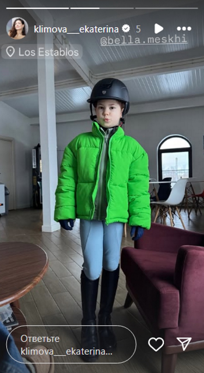 Дочка Екатерины Климовой Белла в курточке, лосинах и жокейских сапогах. Фото: соцсети