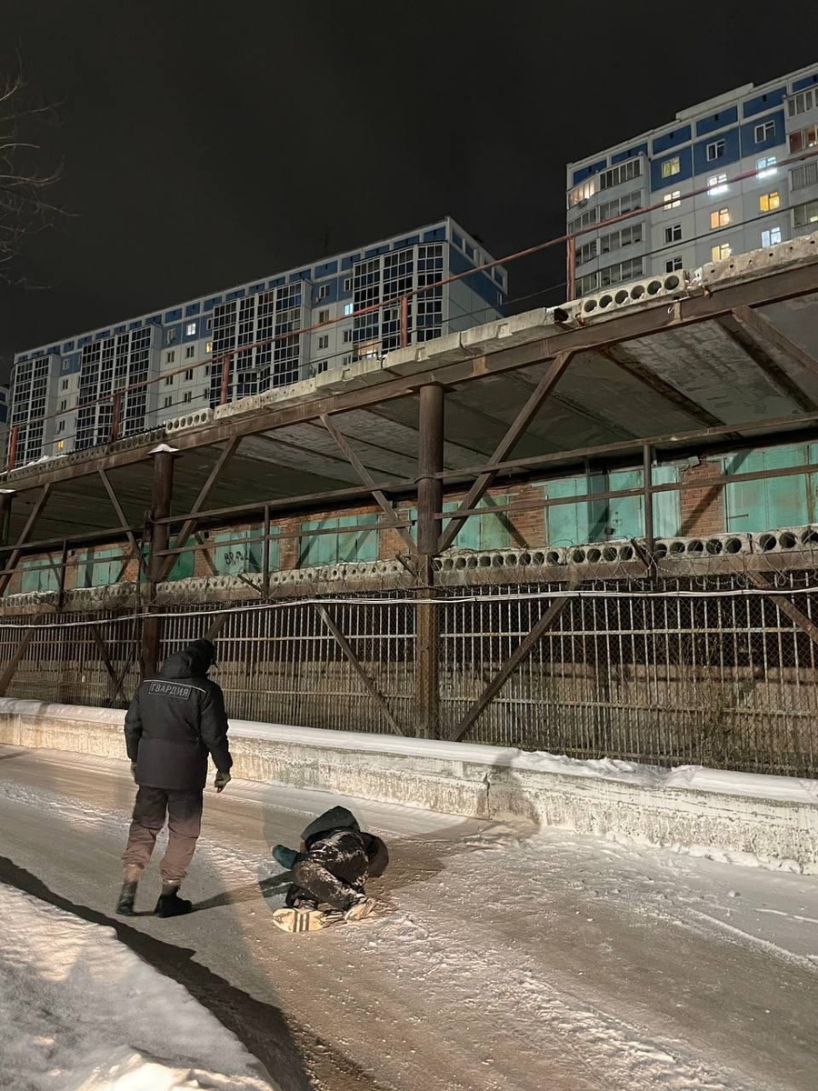 Неудачный побег: хулиган получил травмы на глазах у гвардейцев в Новосибирске 