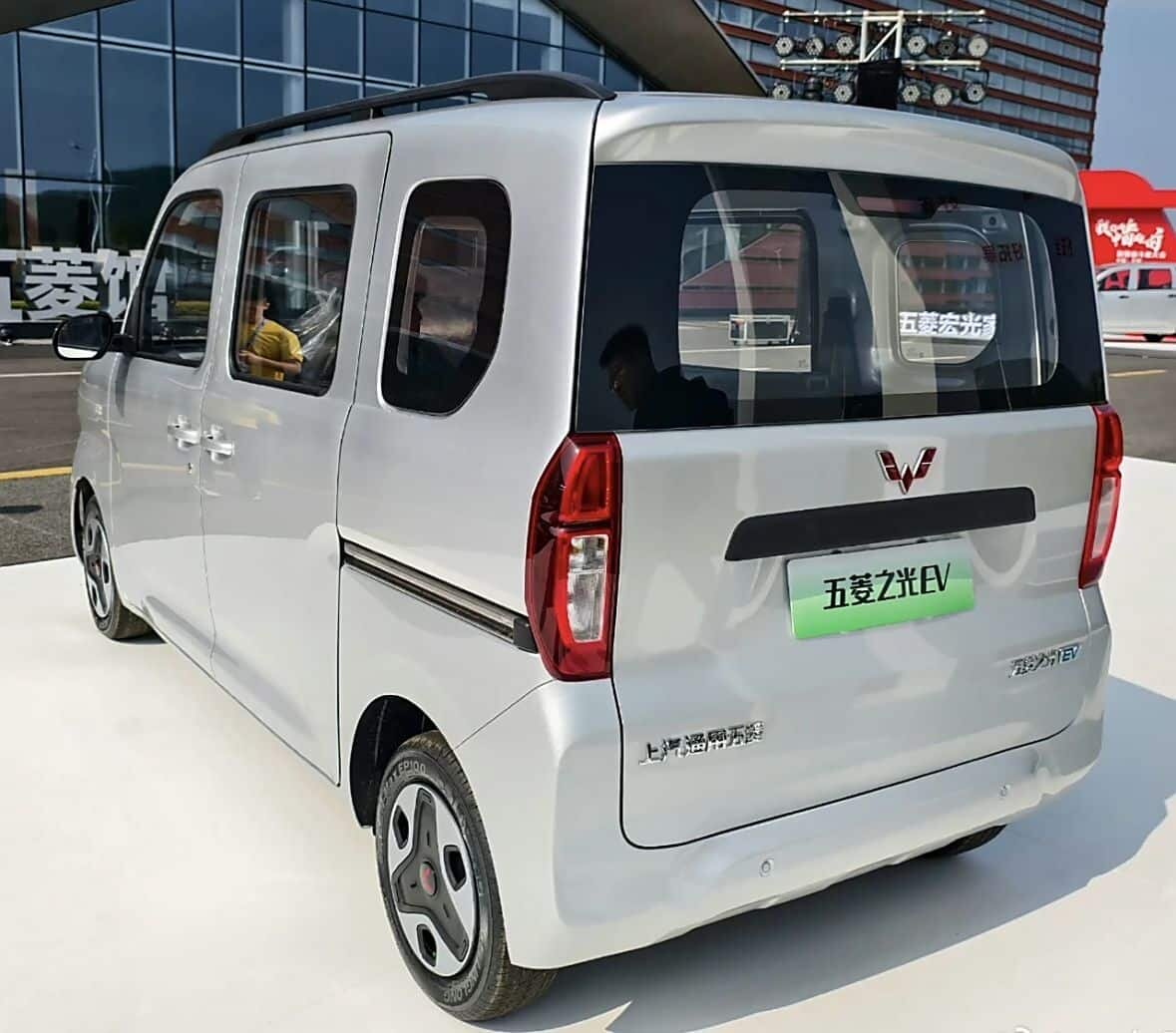 Wuling Zhiguang EV оснащается одним электромотором мощностью около 41 л. с.