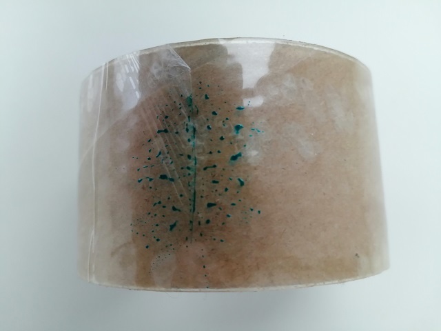 Фломастер оставляет очень четкий след края скотча