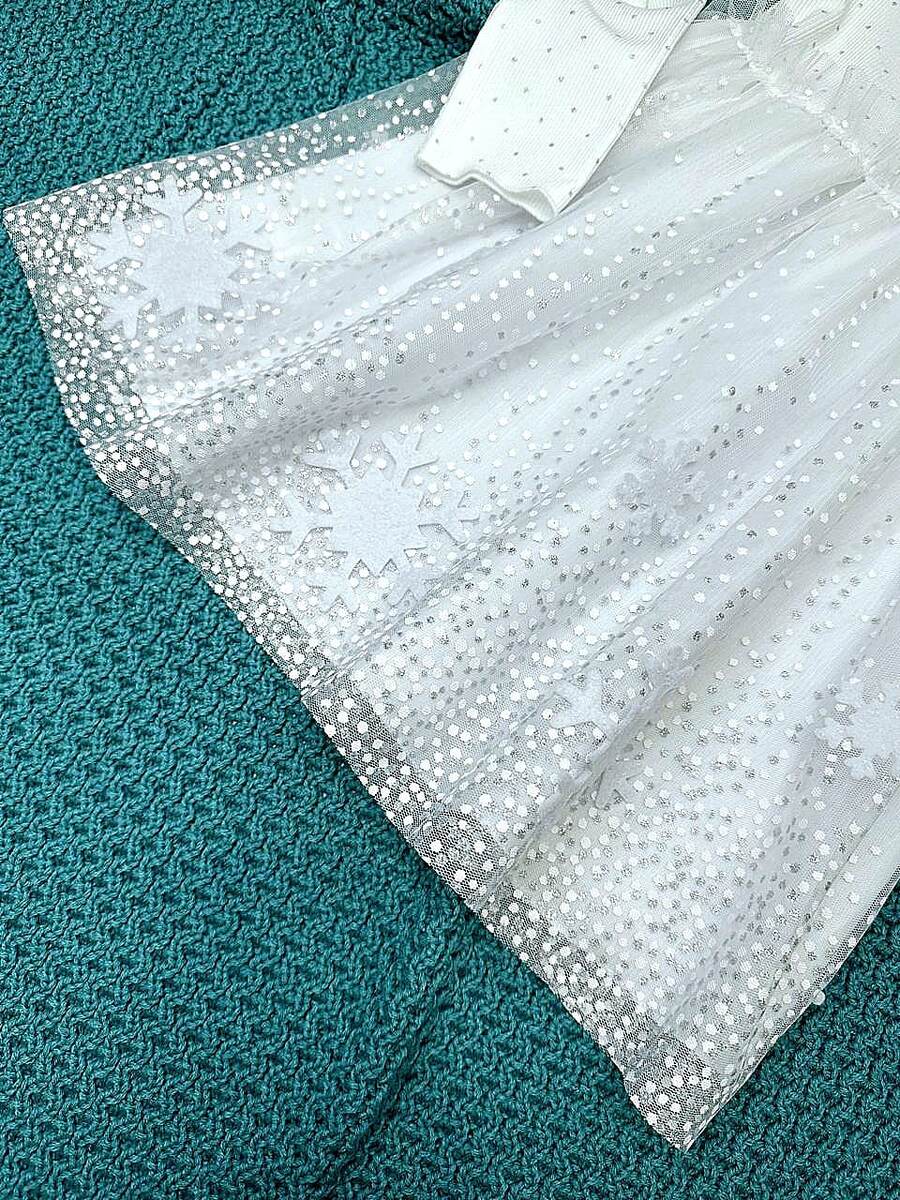 Снежинки на подоле платья появились стараниями нашей бабушки.