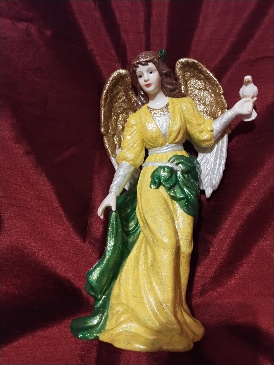 Ангел  с голубем