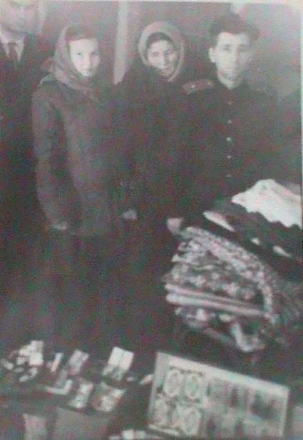 Фото 2. Слева - следователь Коротаев, справа - начальник Полуночного поселкового отделения милиции капитан Чудинов. Изъяли какие-то тряпки у "спекулянток". Хорошую одежду в Совдепии на законных основаниях, в магазинах, было не купить, и в Совдепии некоторые женщины занимались нелегальной пошивкой одежды: любое частное предпринимательство, даже самое мелкое, в Совдепии считалось незаконным, и жесточайше преследовалось правившим коммунистическим советским режимом.