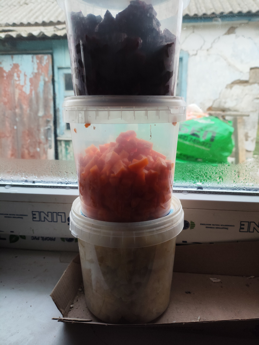 По отдельным ведеркам сложила. 