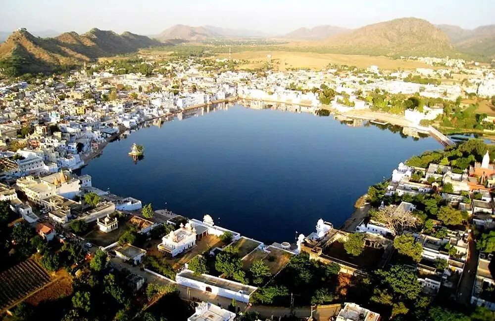 Город и озеро Пушкар. Фотография с сайта https://zhitanska.com