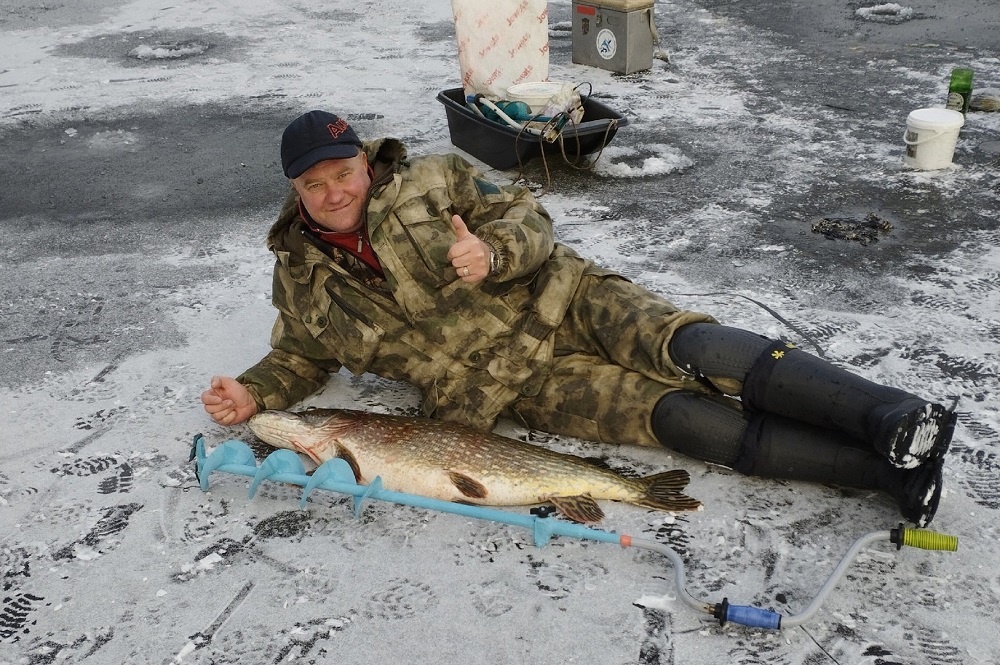    Поймал огромную щуку Сергей Белевич