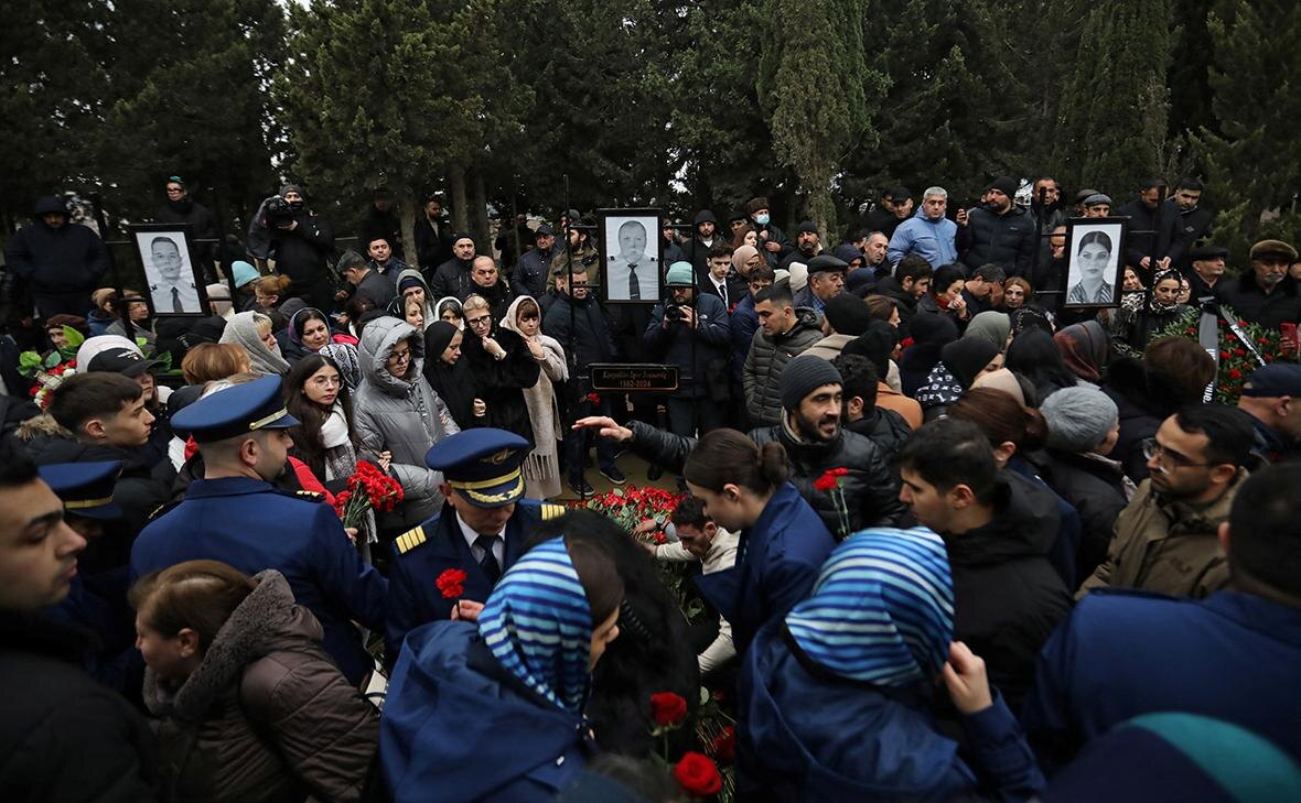   Похороны капитана Игоря Кшнякина, второго пилота Александра Калянинова и бортпроводника Хокумы Алиевой, членов экипажа рейса J2-8243 Азербайджанских авиалиний Фото: Азиз Каримов / Reuters Георгий