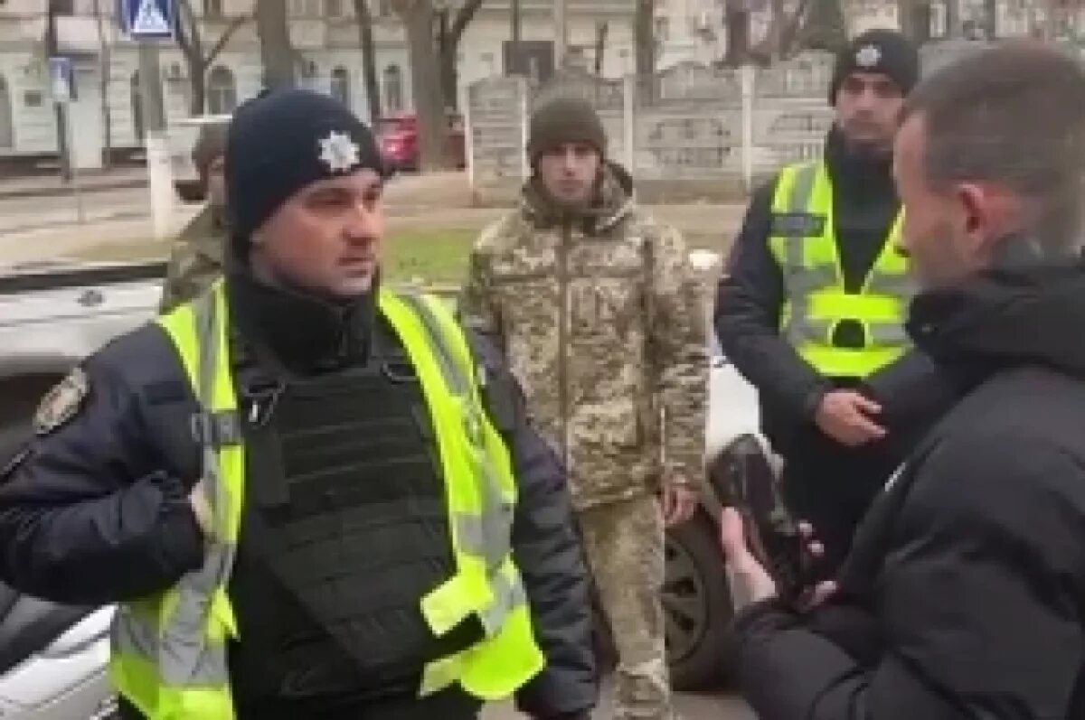    Жители Украины спрятали курьера от военкомов в автомобиле