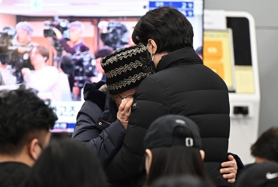    Родственники жертв авиакатастрофы скорбят в международном аэропорту Муан