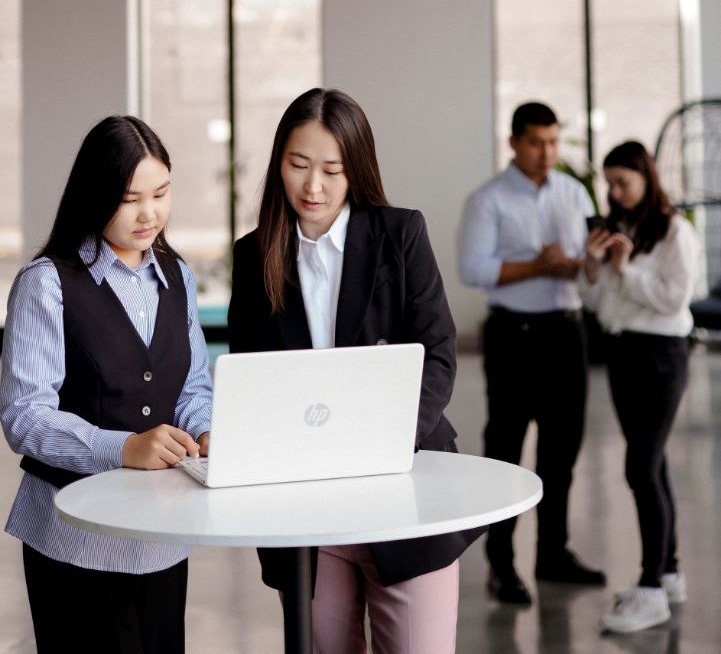 Я на заднем плане с телефоном