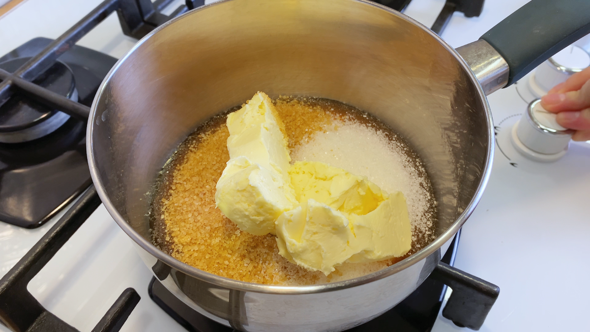 сахар и сливочное масло.