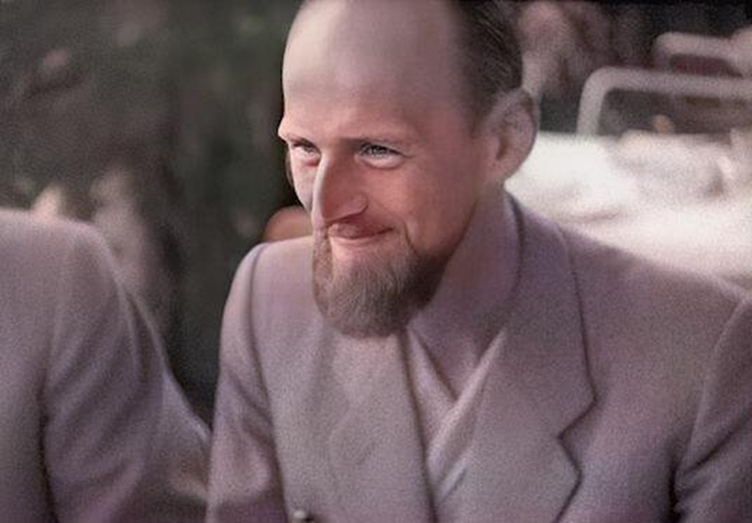 Кадр из документального фильма, зафиксировавший испытание врачей над Арнольдом Геррита Хенске