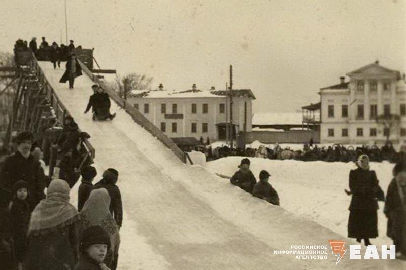    Катания с горок на городском пруду, 1900-е. Открытка