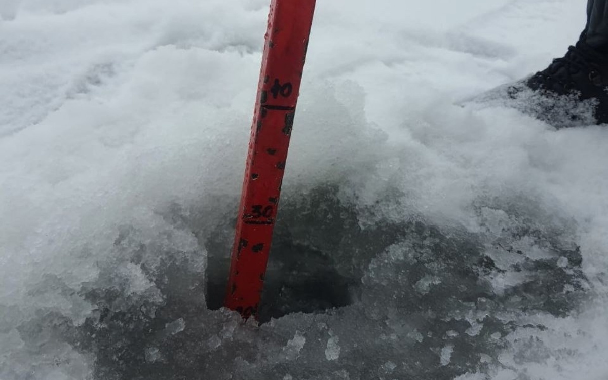    20 см. Спасатели измерили толщину льда у пешеходного моста в Оренбурге Белов Михаил Александрович