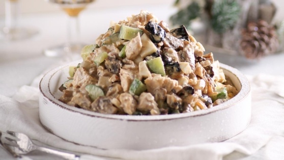    Салат "Дамский каприз" из курицы с черносливом: аппетитное блюдо для новогоднего стола Виктория Шварц