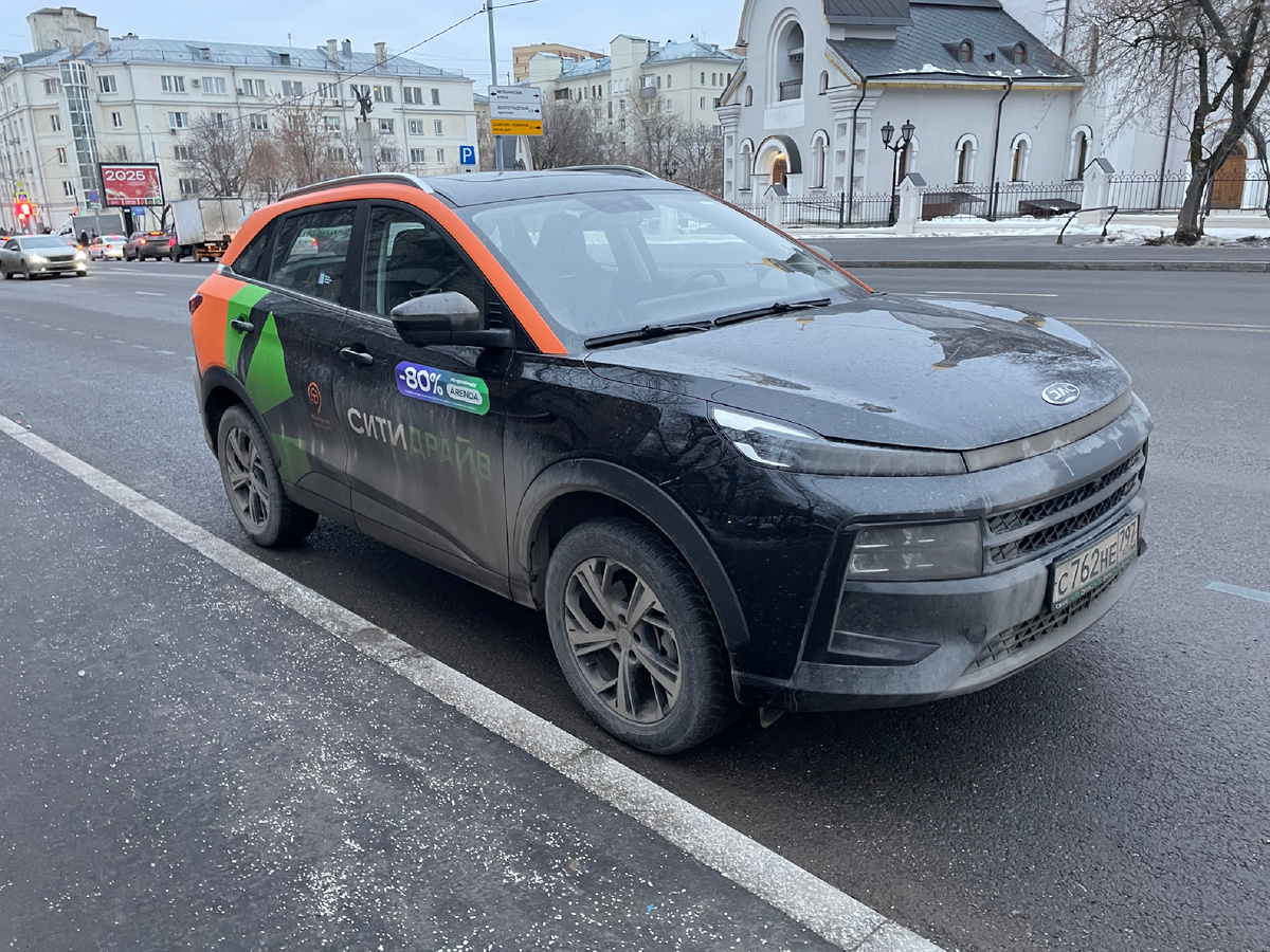 Передок JAC JS6: хрома столько, что ослепишь соседей по потоку ещё до включения фар!