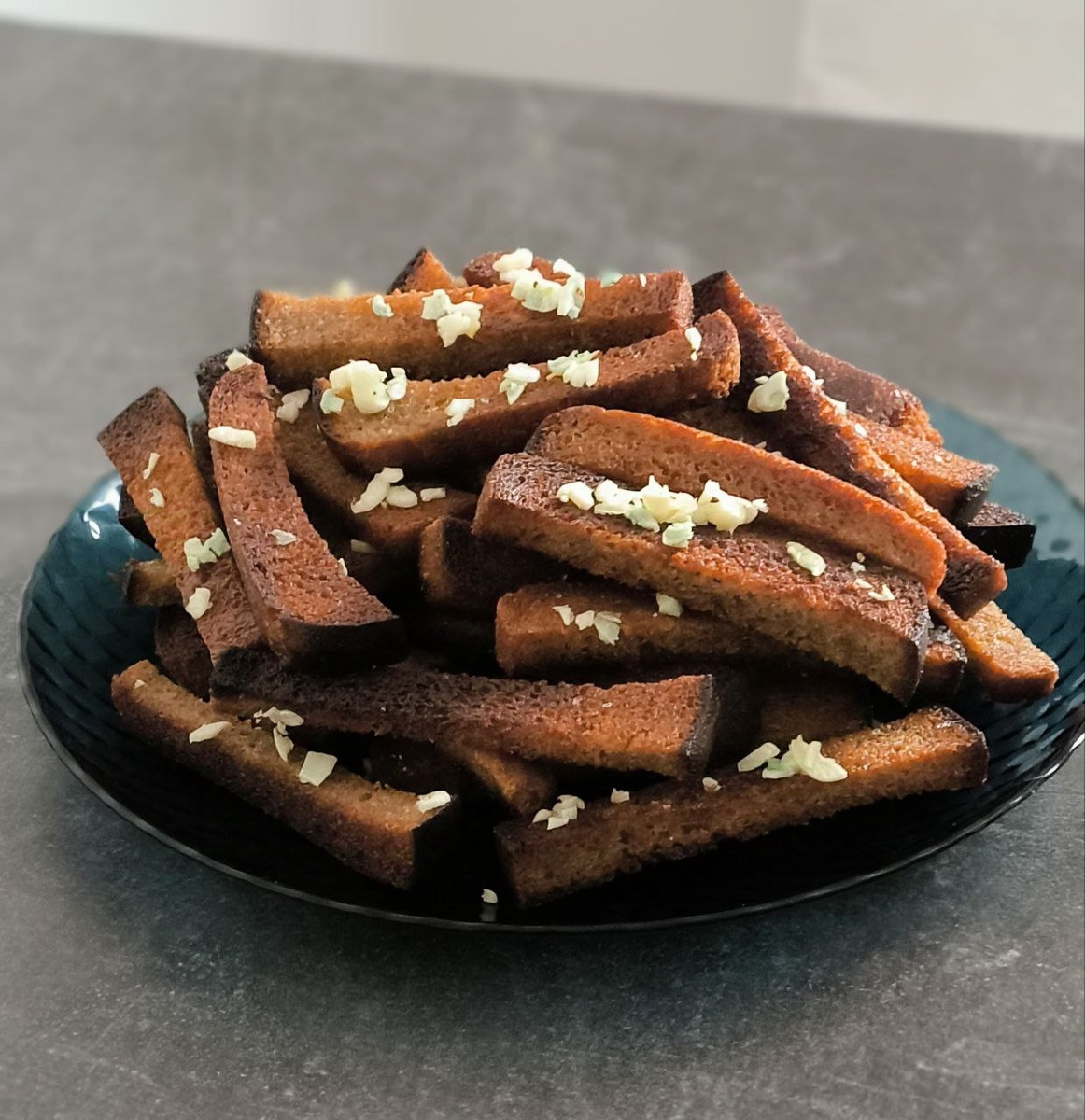 Гренки из чёрного хлеба с чесноком