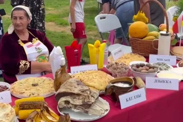    Аналог пива наливают в традиционную чашу.