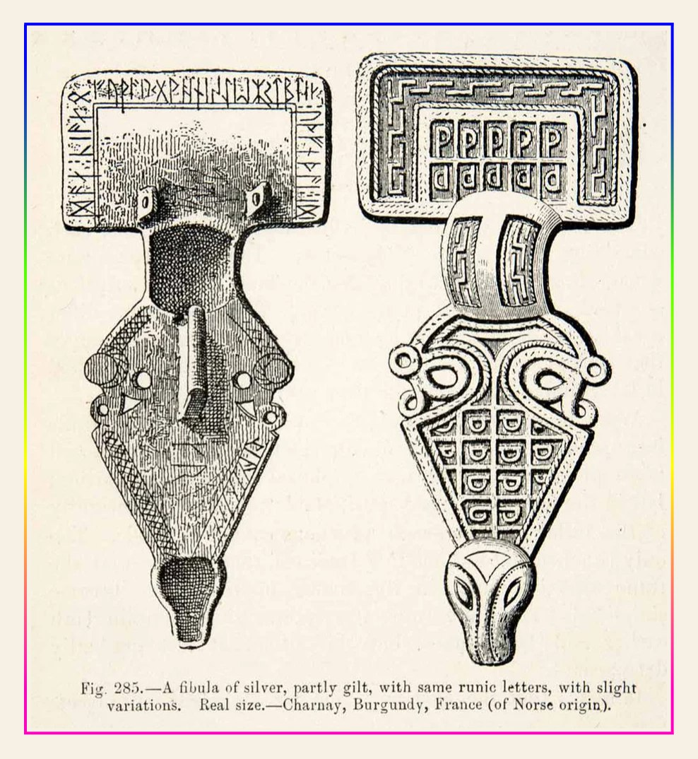 Фибула из Шарнэ с надписью на бургундском языке. Текст написан руническим алфавитом — вероятно, в бургундском языке не было своего. По одной из версий, на броши написано «пусть Лиано найдет Идду». Источник: periodpaper.com.