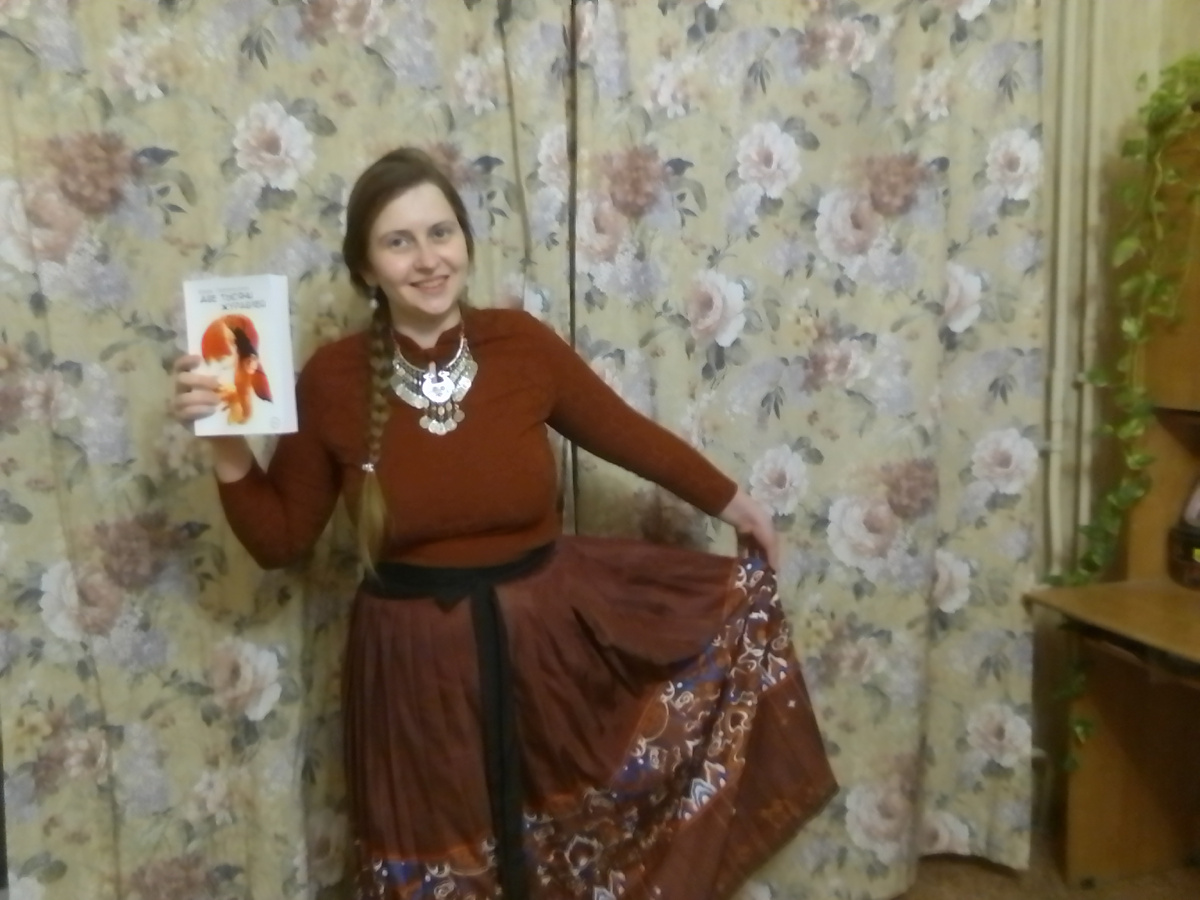 Автор блога и писатель, и художник Свительская Елена Юрьевна со своей книгой о Японии