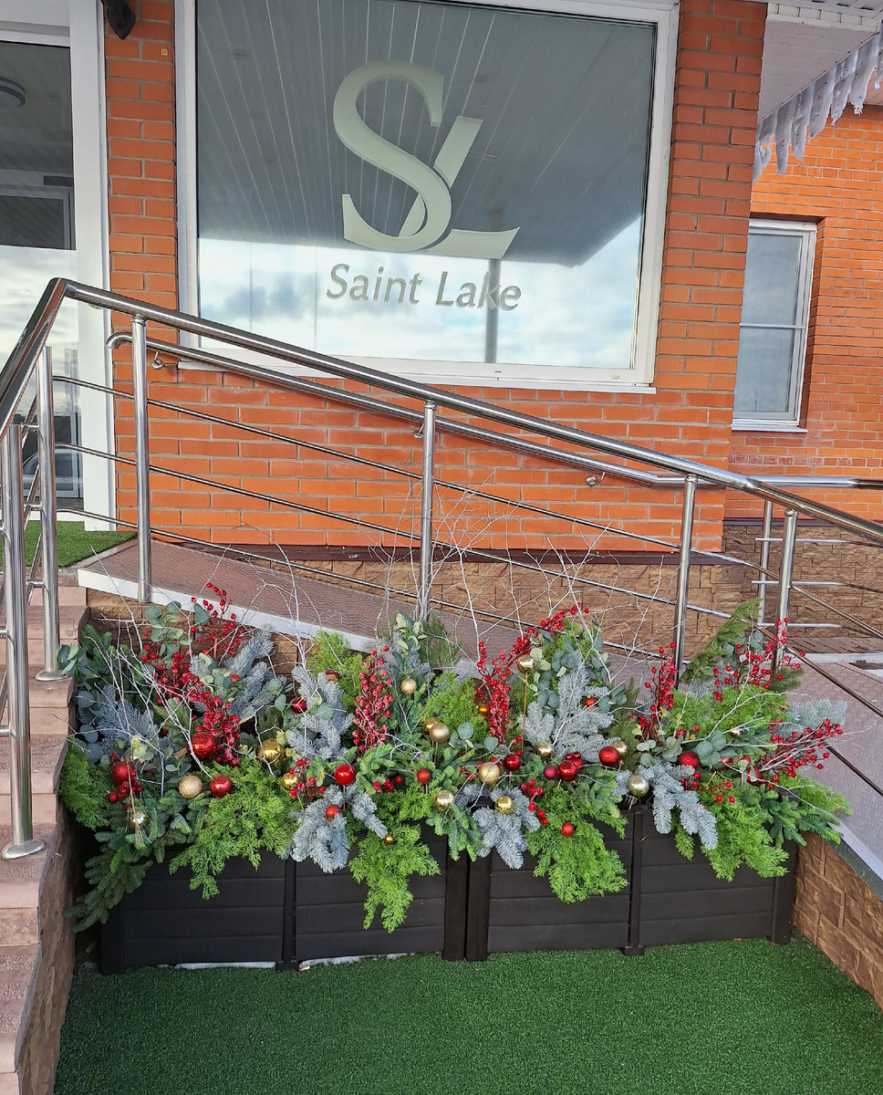 Выезжаем из гостиницы " У Святого Озера". Хочется домой на Новогоднюю ночь. Такая красивая композиция у главного входа составлена там в этом году, ещё в 2024-м. Она под крышей. Снега мало, и здесь его ещё нет 