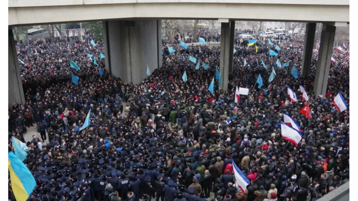 25 февраля 2014 года у здания Крымского парламента. Голубые флаги в толпе, это флаги крымско-татарского меджлиса. Фото из семейного архива автора