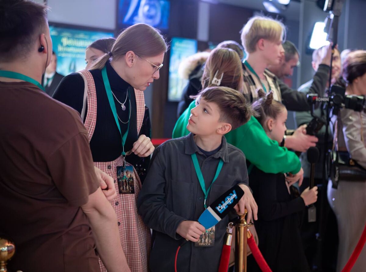 Работа наставником с юными журналистами на красных дорожках