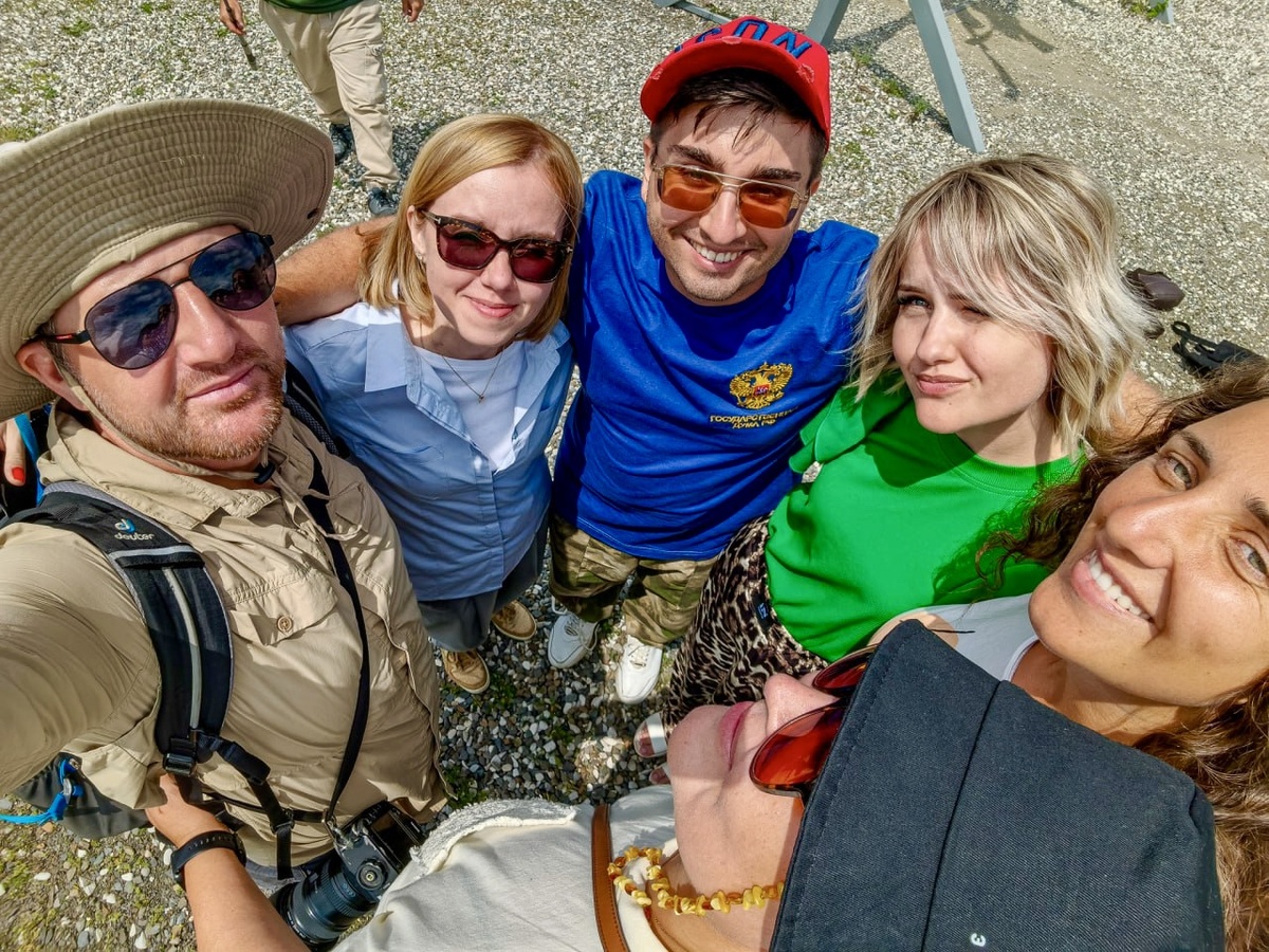 Я люблю людей которые меня окружают.