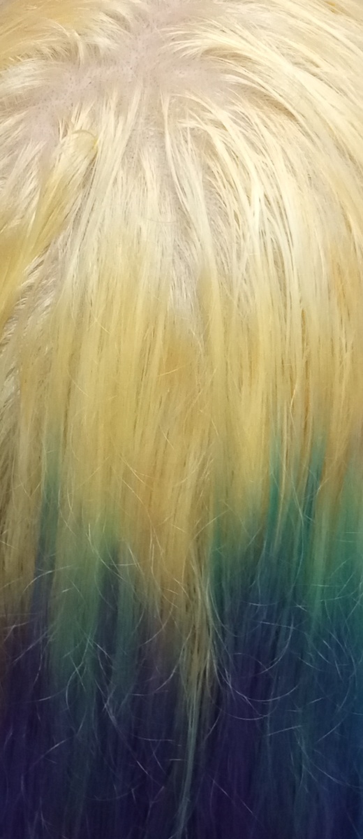 Ещё сырые осветленные до теплого блондина волосы