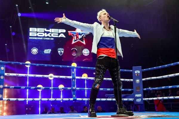 Ни с кем, кроме себя, не соревнуется. Из интернета 