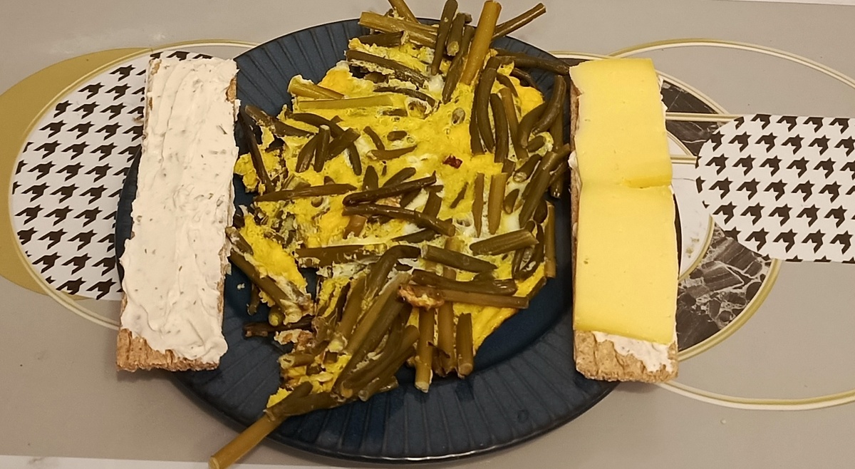 Чесночные стрелки с яйцами, хлебцы с творожным сыром и сыром Тильзитером. Кофе с молоком