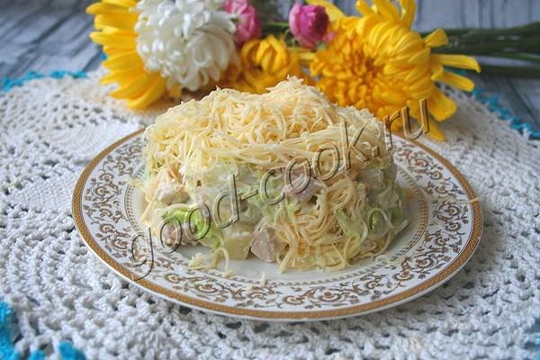 Салат "Буржуа" с курицей и ананасами