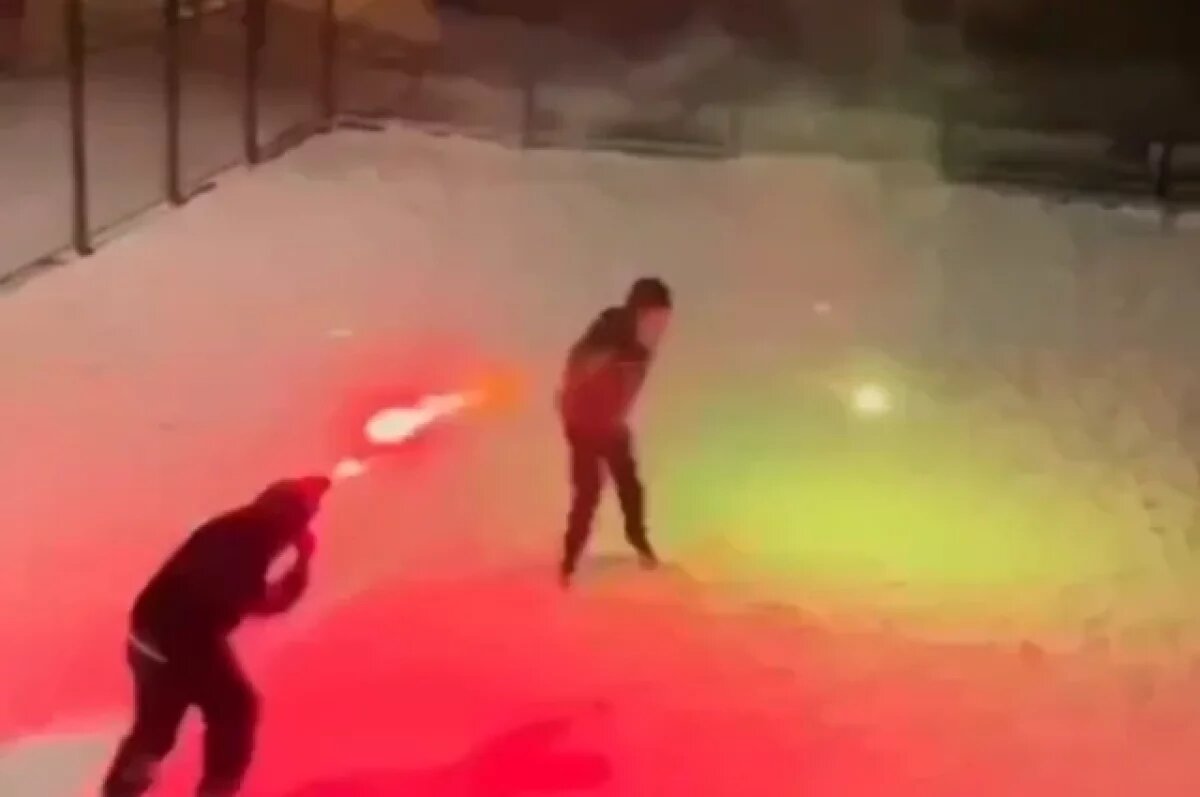    В Тюмени школьники устроили игры с пиротехникой