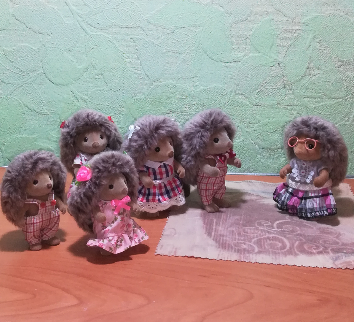 У бабушки ежихи теперь есть семья. К ней приехали дети и внуки.