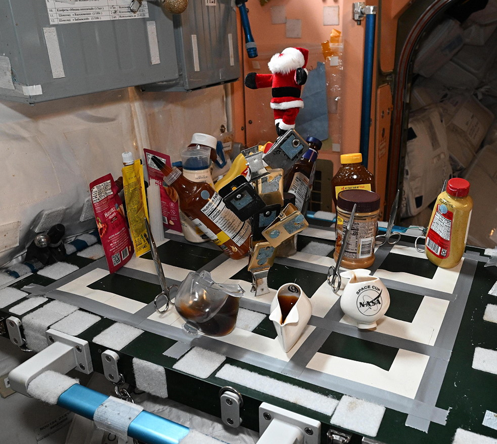 Подготовка праздничного стола на Американском сегменте. Фото: nasa.blog.com