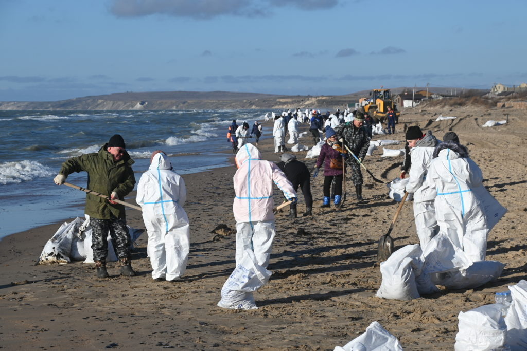    На побережье Анапы и Темрюкского района продолжаются работы по ликвидации разлива нефтепродуктов. Ежедневно работают более шести тысяч человек. На снимке береговая линия посёлка Веселовки. Фото Марии Вяльшиной, «ТАМАНЬ» tamannews