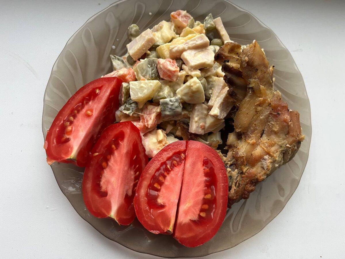 на обед тоже оливье с курицей))