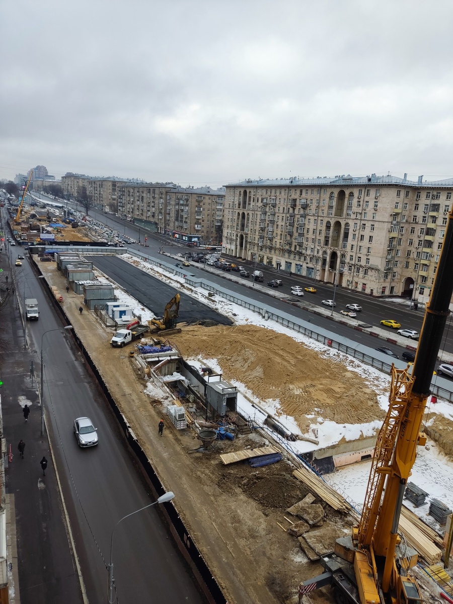 📷 1.1.1: Началось восстановление проезжей части Ленинского проспекта (в центр) над готовой в конструкциях станцией.