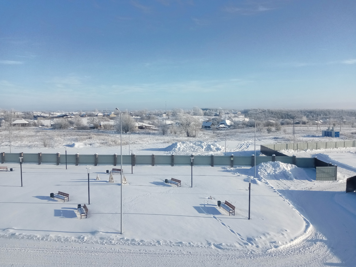 Вот такая красота открывается с третьего этажа, на работе. Фото сделала сегодня. 