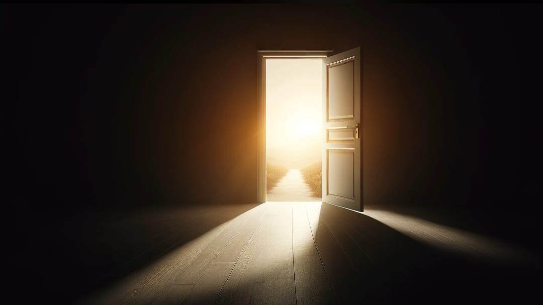Открытая дверь в темной комнате ведет в ярко освещенный пейзаж, подчеркивая преодоление страха.