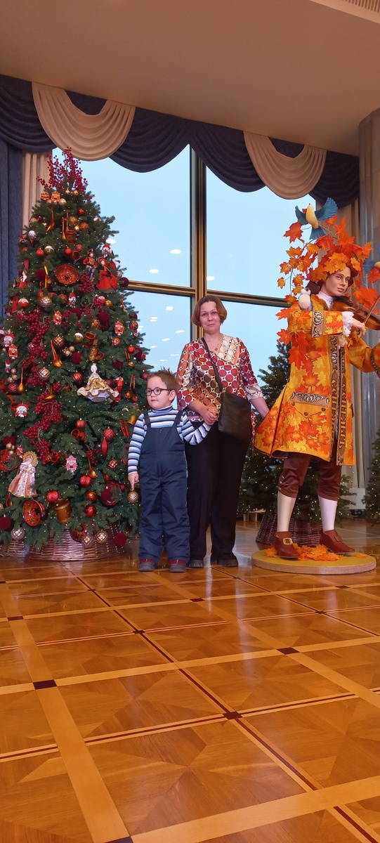 Смешные надписи на стенах. Эволюция хватит за мной ходить. Остановите землю я сойду. Глагол идти и ходить. Остановите землю мем.