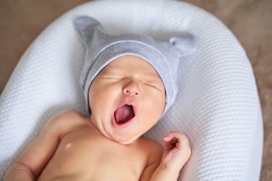 Развитие зрения малыша в первый месяц жизни