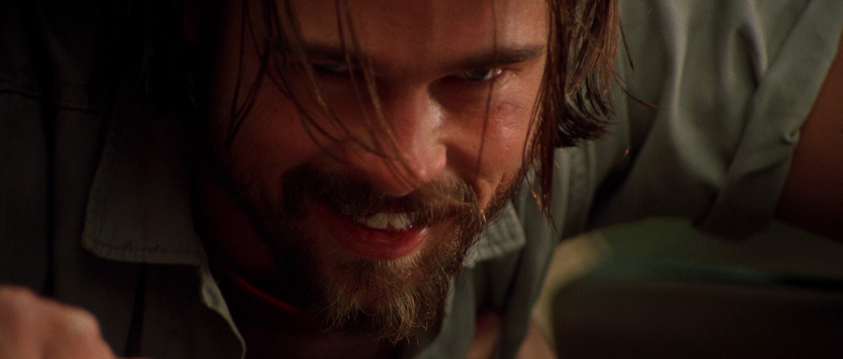 Сломанный зуб Брэд Питт специально «сточил» у дантиста. Не напрасная жертва - позже он снова пригодится ему на съёмках «Бойцовского клуба»