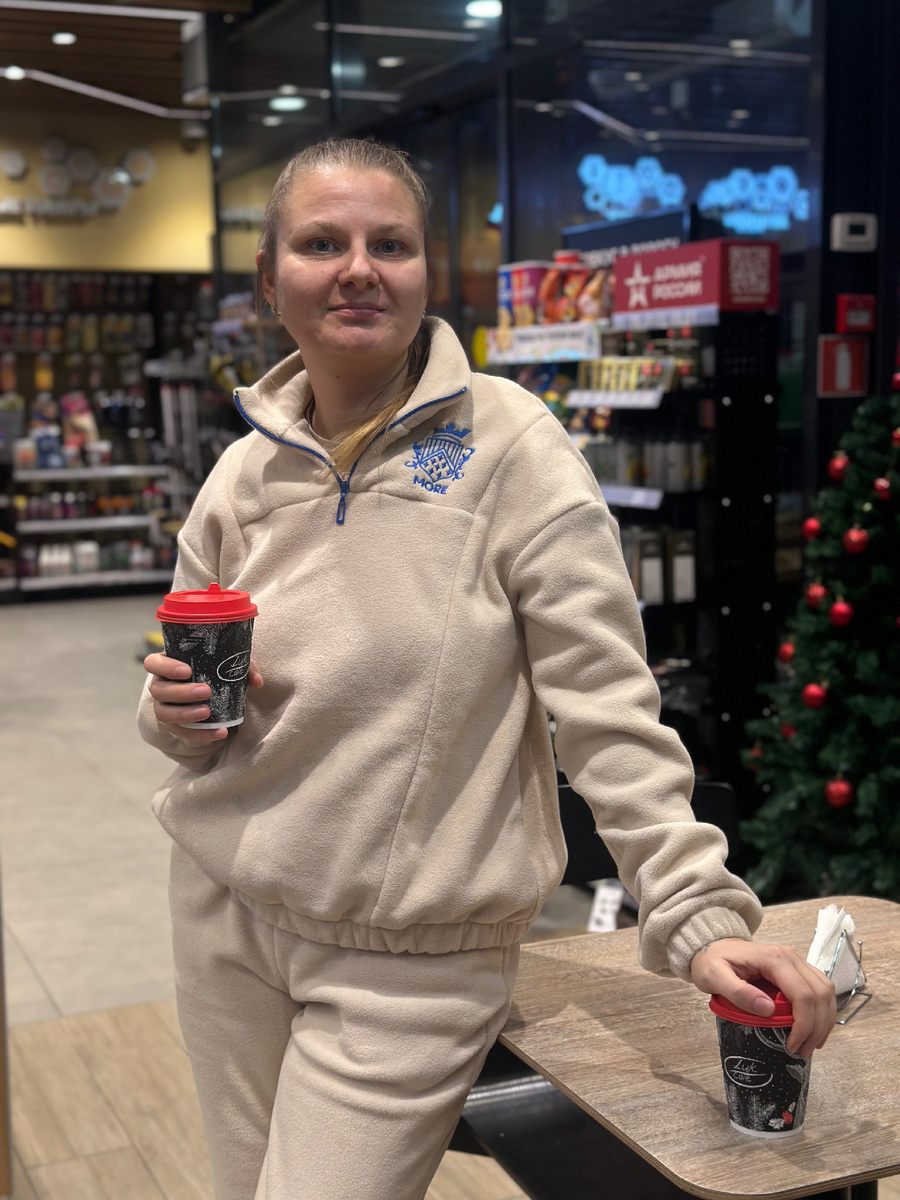 Это вот я довольная на заправке с кофеечком