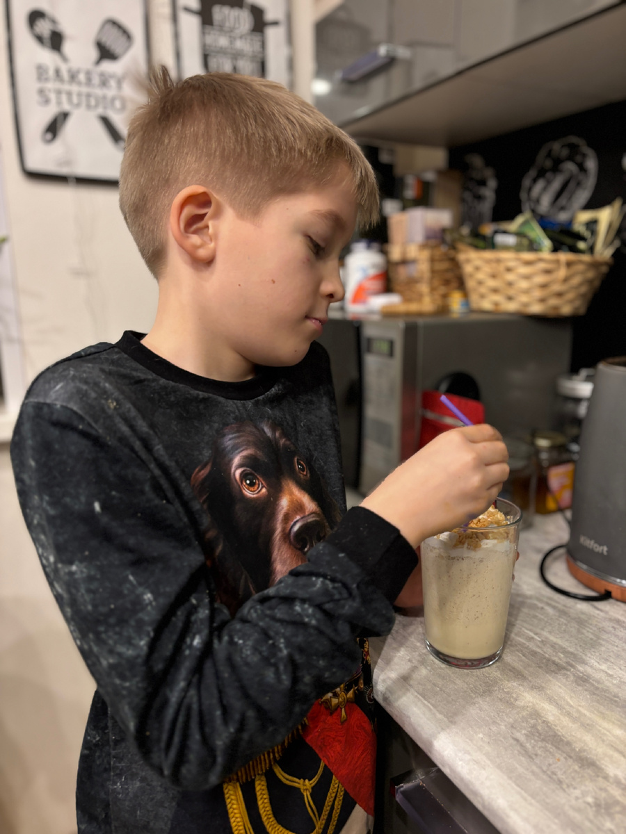 Фото автора. Такие напитки ещё быстро теряют вид: сливки опадают, украшения намокают и тонут. В общем, не для большого количества людей это все 