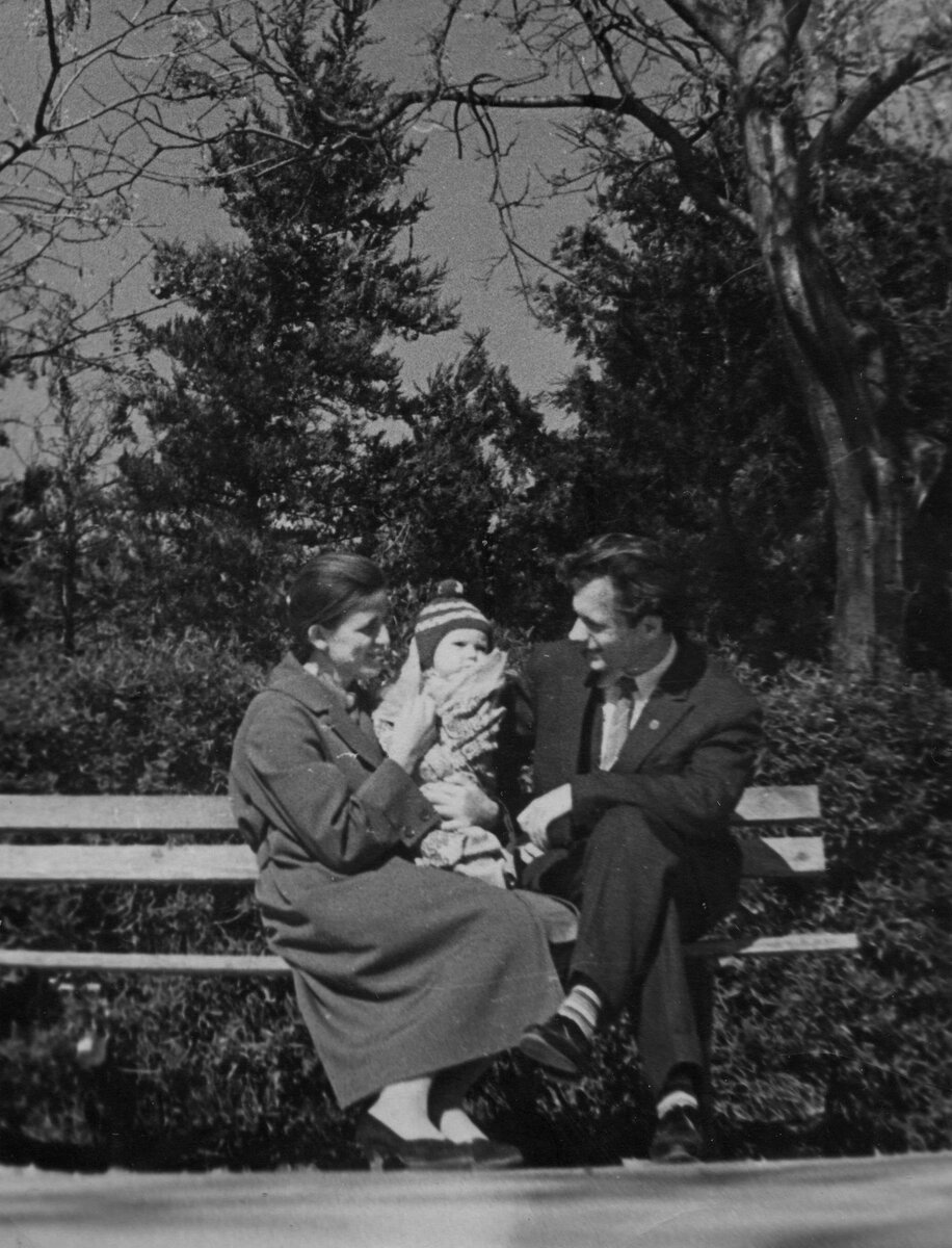 Папа и мама со мной, 1962 год. Папа просил прохожих сфотографировать нас, а мама стеснялась