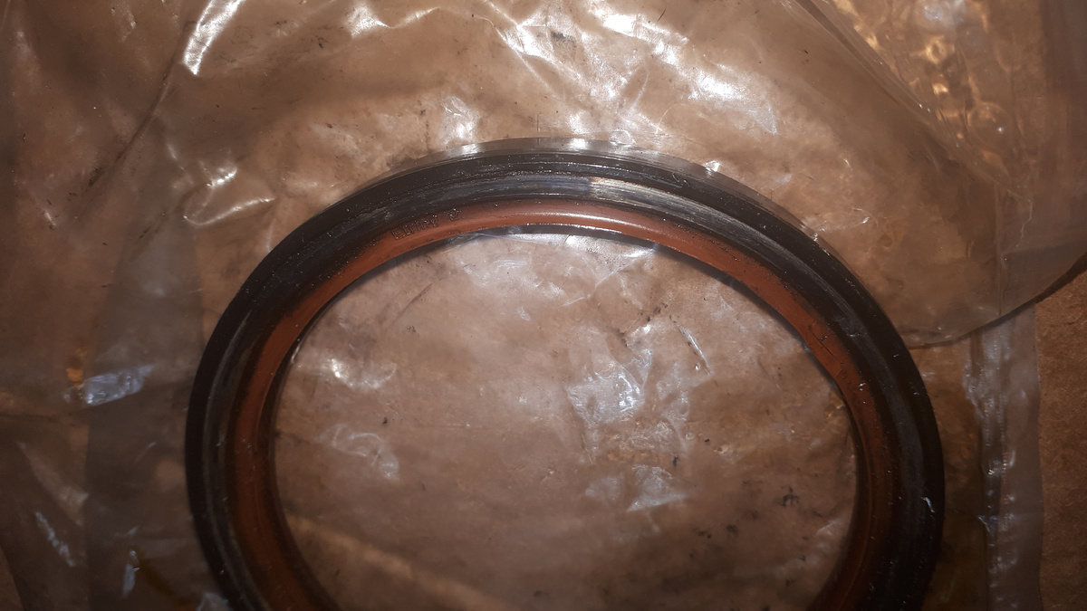 свежеснятый сальник Elring 90 325 571