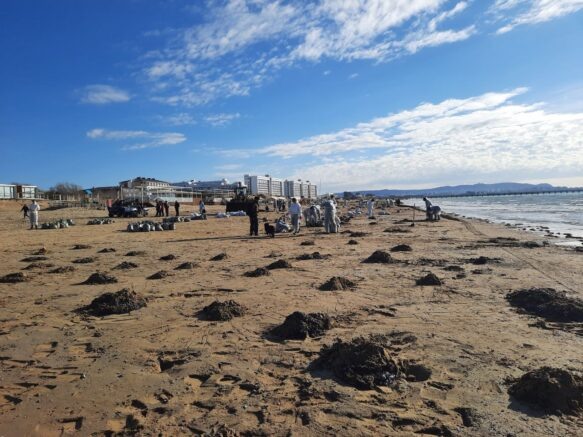    Загрязнённый мазутом пляж в Джемете / Югополис
