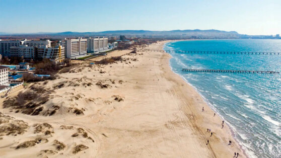    Спасатели и волонтеры собрали почти 64 тыс. тонн загрязненного мазутом грунта с побережья Краснодарского края Егор Гордеев